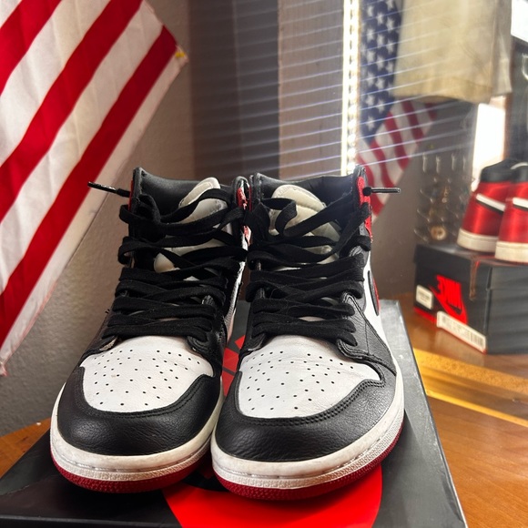 WMNS AIR JORDAN 1 HIGH OG size 7.5 black/black-white-varsity red - Picture 3 of 5